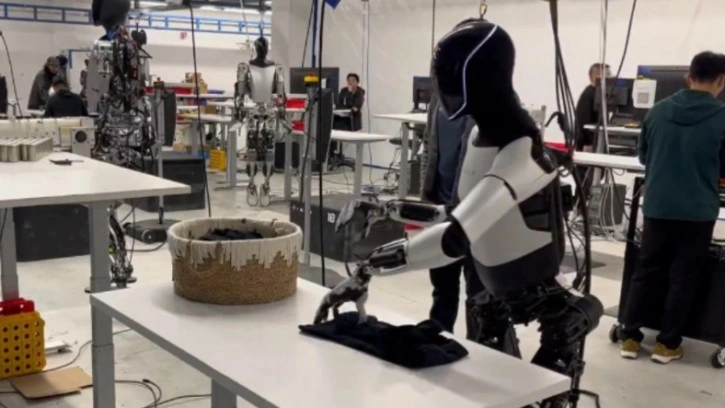 Tesla, Fabrikalarında İnsansı Robot Kullanmaya Başlayacak