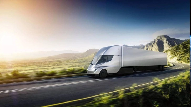 Tesla Semi, diğer tırlara toz yuttururken görüntülendi!