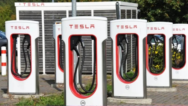 Tesla, yeni şarj hilesine karşı sürücüleri uyardı!