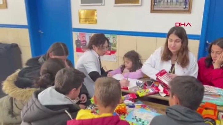 TIBBİYELİLERDEN ALKIŞLANACAK PROJE; SIRALARI POLİKLİNİK MASASI, SINIFLARI KOĞUŞA DÖNÜŞTÜRDÜLER