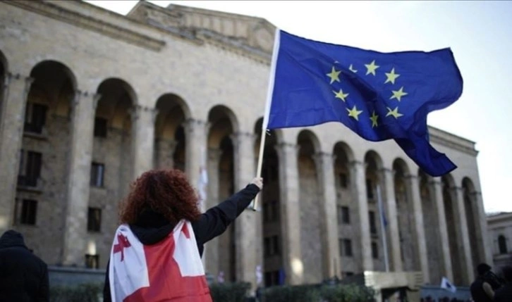 Tiflis'te göstericiler, Parlamentonun önündeki AB bayrağını yaktı