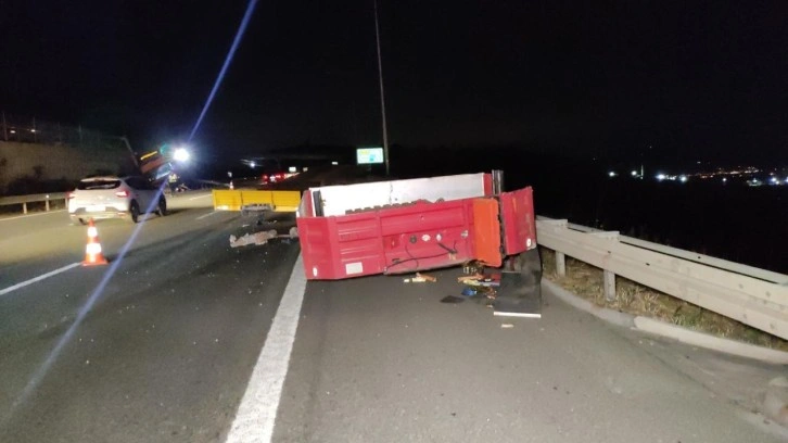 Tır 3 metre yükseklikten karşı şeride uçtu, dorsenin parçaları yola savruldu