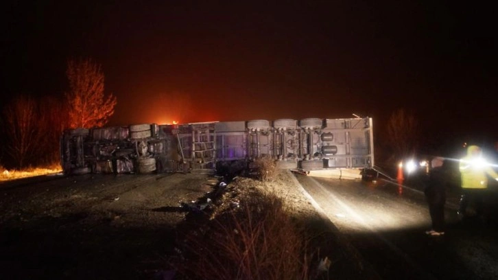 Tır devrildi: Kastamonu-Sinop kara yolu ulaşıma kapandı