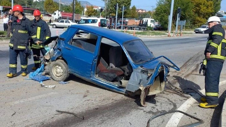 TIR ile çarpışan otomobil ikiye bölündü: 1 ölü, 1 yaralı!