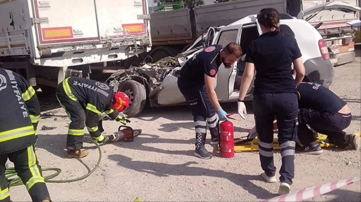 Tırın altında kağıt gibi ezilen araçtaki 2 kişi öldü! Sürücü kalp krizi geçirmiş