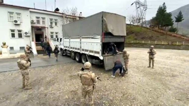 TIR'ın dorsesinden Afganistanlı 76 kaçak çıktı