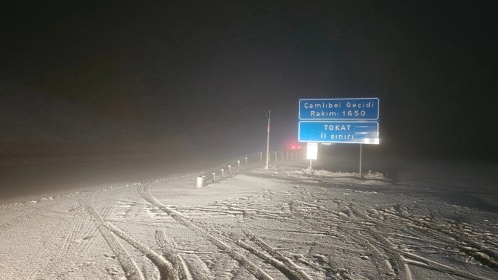 Tokat Çamlıbel’de sis ve kar yağışı etkili oldu