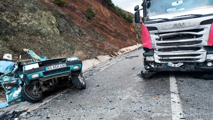 Tokat'ta feci kaza! Tır ile otomobil kafa kafaya çarpıştı: 2 ölü, 1 yaralı