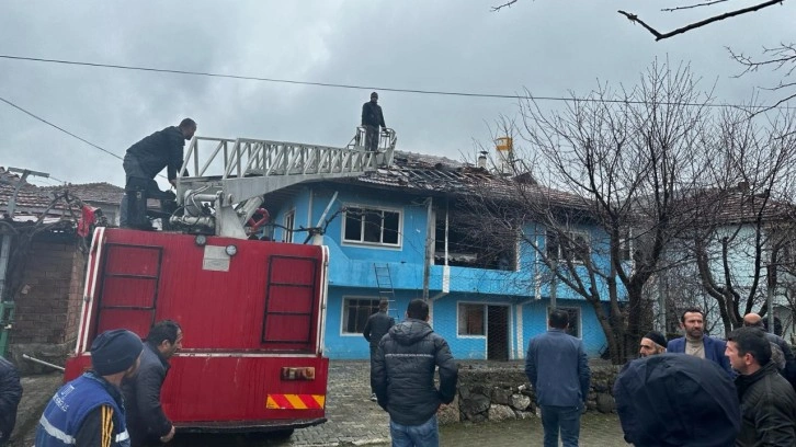 Tokat'ta mumdan çıkan yangın evi kullanılamaz hale getirdi