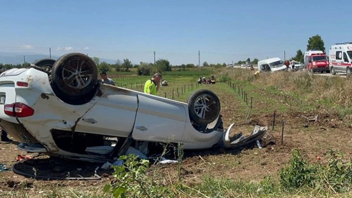 Tokat'ta otomobil park halindeki minibüse çarptı: 2 kişi öldü, 4 kişi yaralandı