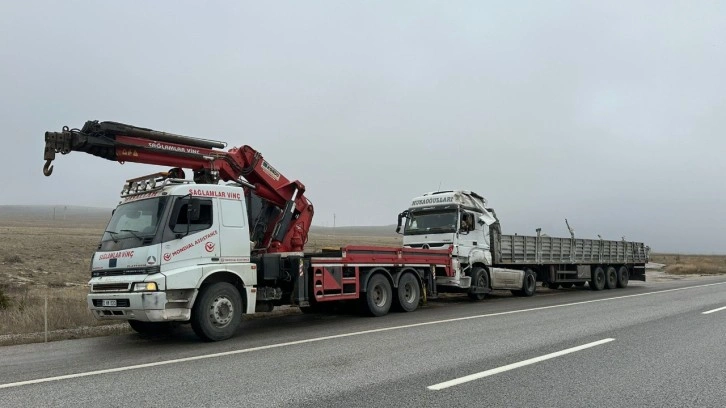 Toz şeker yüklü tır refüje girerek devrildi, 2 kişi yaralandı