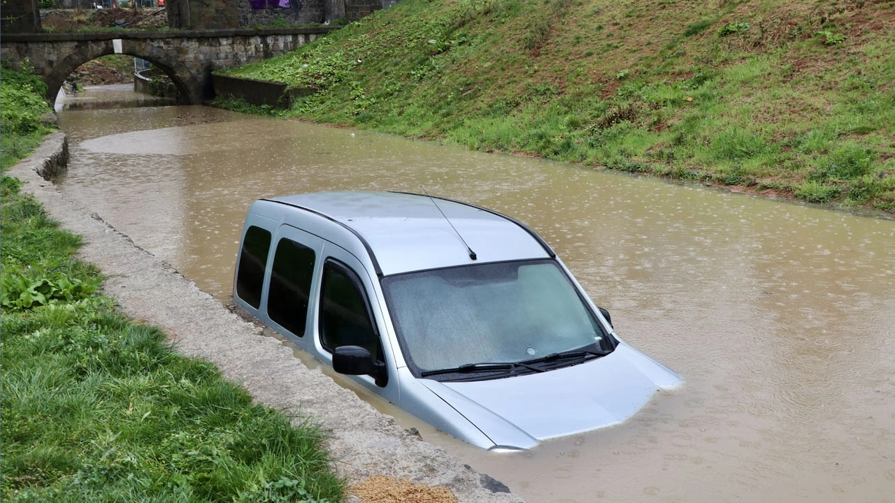 Trabzon'da sağanak hayatı olumsuz etkiledi