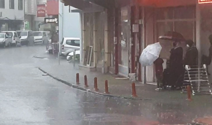 Trabzon'da sağanak: Yollar göle döndü...