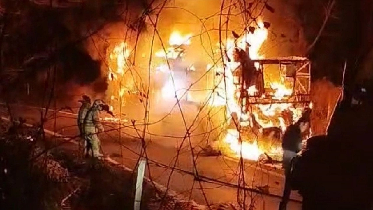 Trafikte korku dolu anlar! İETT otobüsü alev topuna döndü