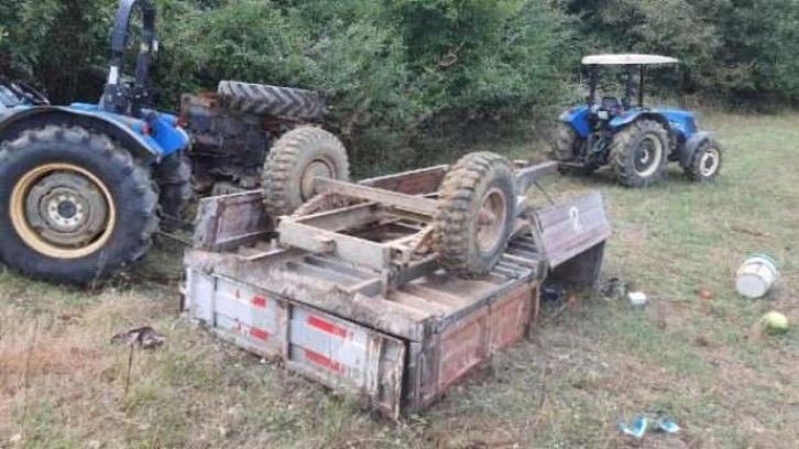 Traktör devrildi; sürücünün annesi öldü, eşi ve kızı yaralı