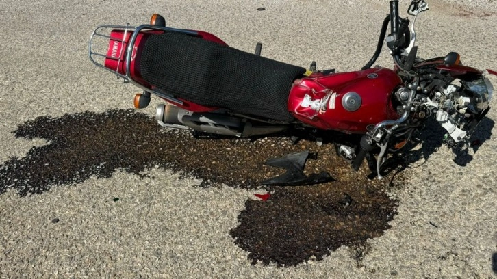 Traktörle çarpışan motosiklet sürücüsü yaşamını yitirdi