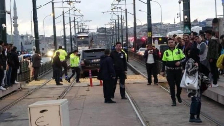 Tramvay yoluna giren lüks cip raylarda asılı kaldı