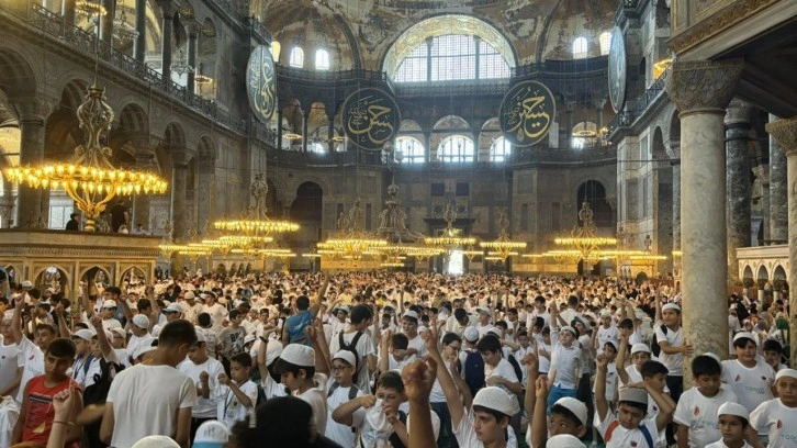 TÜGVA'nın yaz okuluna giden öğrenciler Ayasofya-i Kebir Cami-i Şerifi'nde buluştu