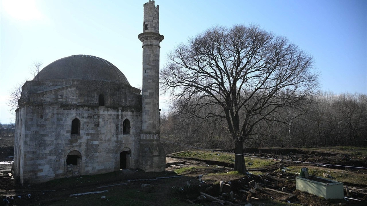 Tunca Nehri kenarındaki 5,5 asırlık camide restorasyon çalışmaları sürüyor