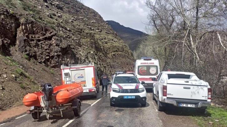 Tunceli'de Munzur Nehri'ne uçan araçtaki kişiler suda kayboldu!