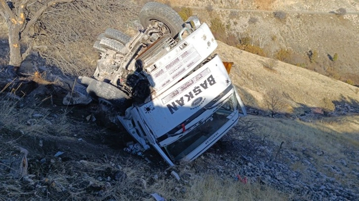 Tunceli'de şarampole devrilen kamyondan atlayarak kurtuldular