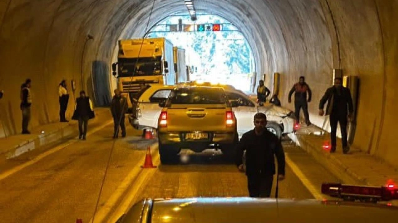 Tünelin içinde korkutan kaza! Biri bebek 3 kişi yaralandı