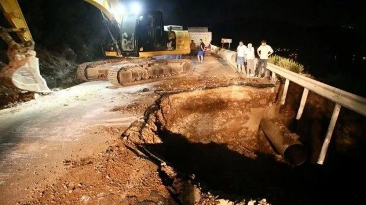 Turizm merkezinde su hattı patladı, yol çöktü