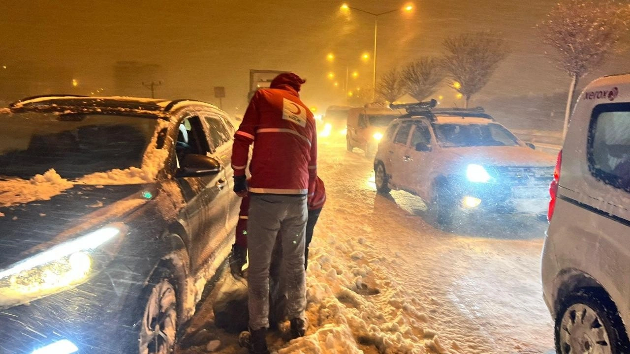 Türk Kızılay’dan kar yağışı nedeniyle yolda kalanlara ikram