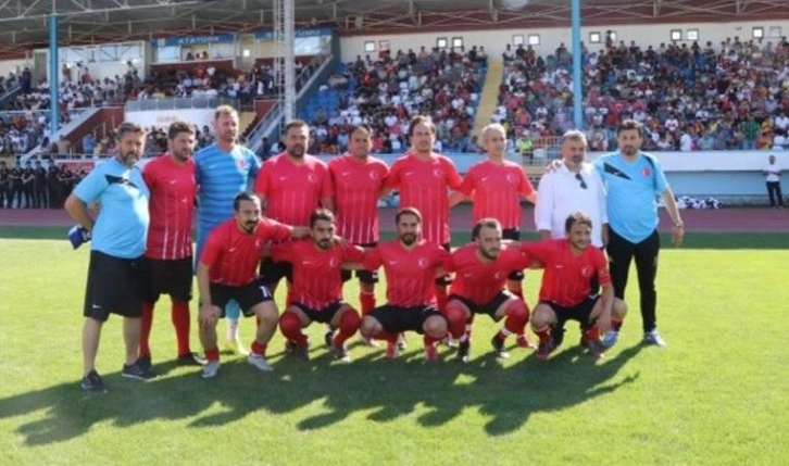 Türk ve Rumen eski futbolcular, SMA hastası için sahaya çıktı