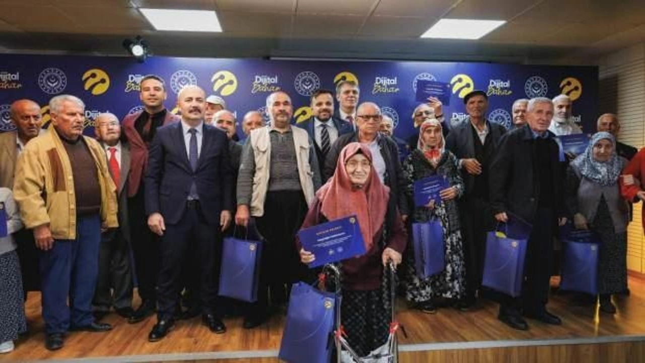 Turkcell, huzurevlerinde teknoloji odaları açmaya devam ediyor