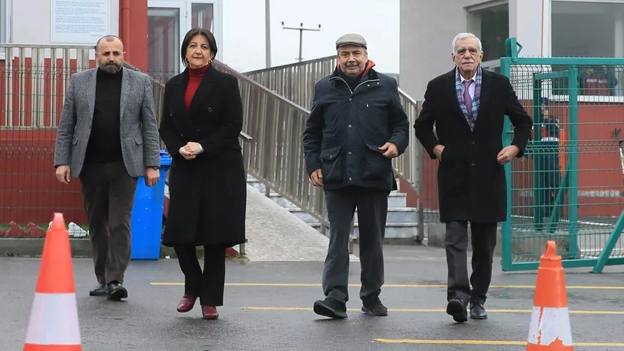 Türkiye'de tarihi gün! DEM Parti heyetinden açıklamalar: Öcalan'ın mesajı okunuyor.