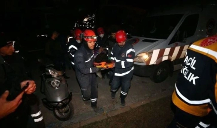 Türkiye Güreş Federasyonu Başkanı Şeref Eroğlu, kurtarma çalışmalarına katılıy