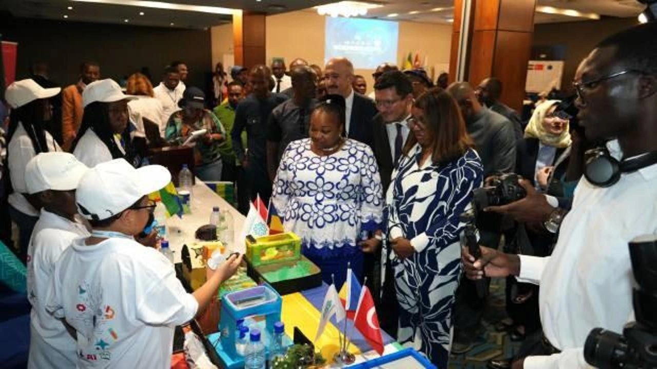 Türkiye Maarif Vakfı'ndan Gabon'da 17 ülkenin katılımıyla Bilim Fuarı düzenlendi