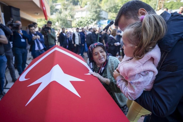 Türkiye maden şehitlerini uğurluyor! Cenazelerden gelen görüntüler yürek yakıyor