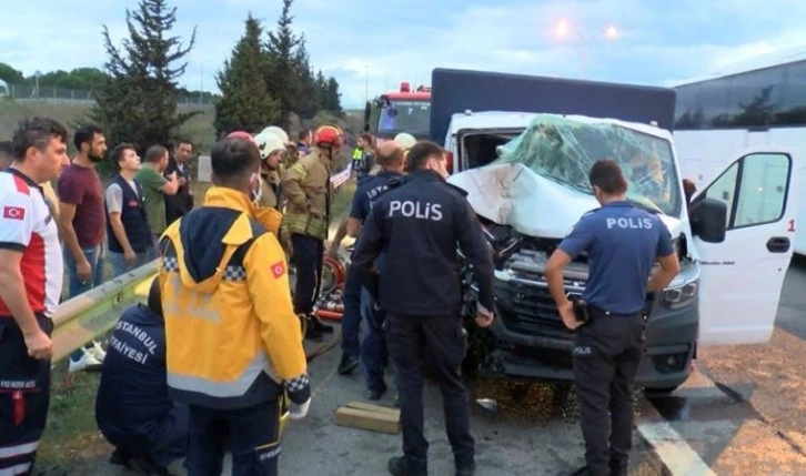 Tuzla TEM Otoyolu'nda iki kamyonet çarpıştı: 1'i ağır 2 yaralı