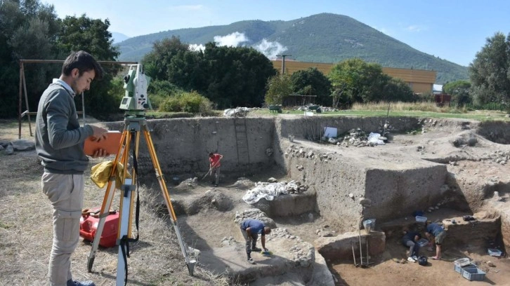 Ulucak Höyüğü'nde sapı kemikten, ucu çakmak taşından 7 bin 800 yıllık 'orak' bulundu