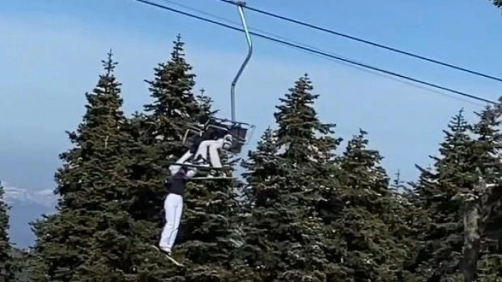 Uludağ’da bir kayakçı telesiyejde böyle asılı kaldı