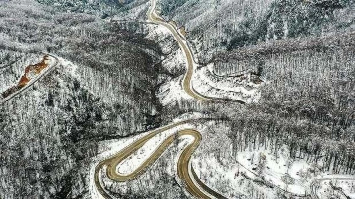 Uludağ'ın yamaçlarındaki kıvrımlı yollar karlı ormanlarla bütünleşti