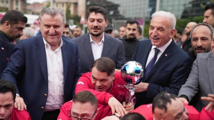 Ümraniye Belediyesi down sendromlu futsal takımı ilk maçına çıktı