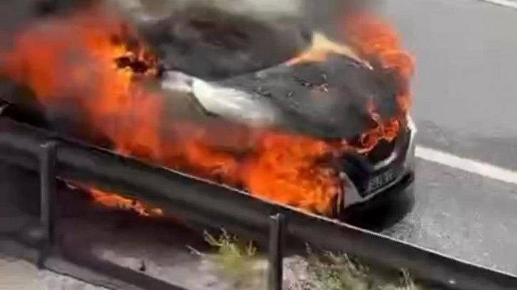 Ümraniye TEM Otoyolu'nda otomobil alev alev yandı