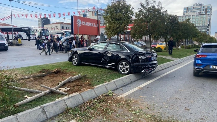 Ümraniye'de yolcu otobüsü otomobile ve yayaya çarptı, 2 kişi yaralandı