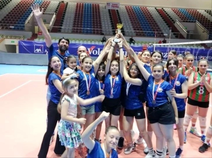 Urla Gençlik İzmir Mini Voleybol Süper Ligi şampiyonu