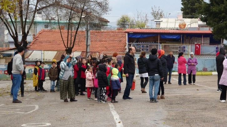 Uşak’ta ilkokulda çıkan yangında 1 kişi dumandan etkilendi