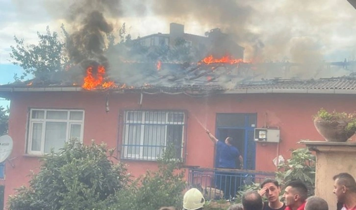 Üsküdar'da 2 katlı binanın çatısı alev alev yandı