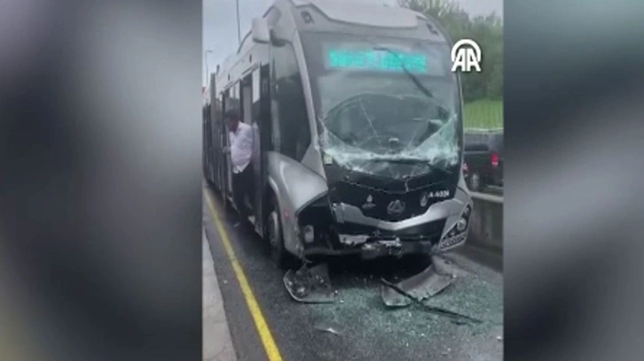 Üsküdar'da metrobüs yolcu indiren metrobüse çarptı