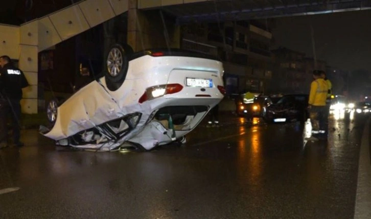 Üst geçidin ayağına çarpıp takla atan araca otomobil çarptı: 2 yaralı