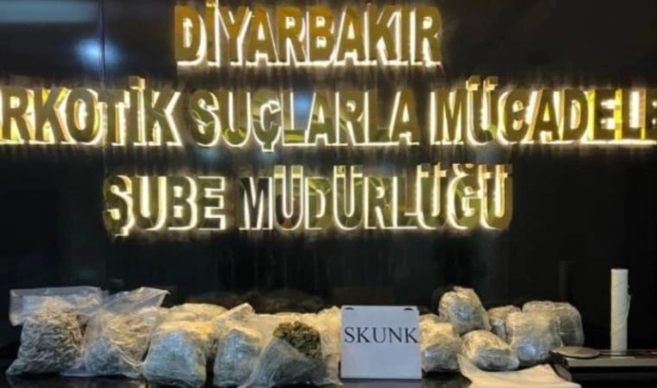 Uyuşturucu satıcısı takip edildiğini anlayınca narkotik ekiplerinden kaçtı