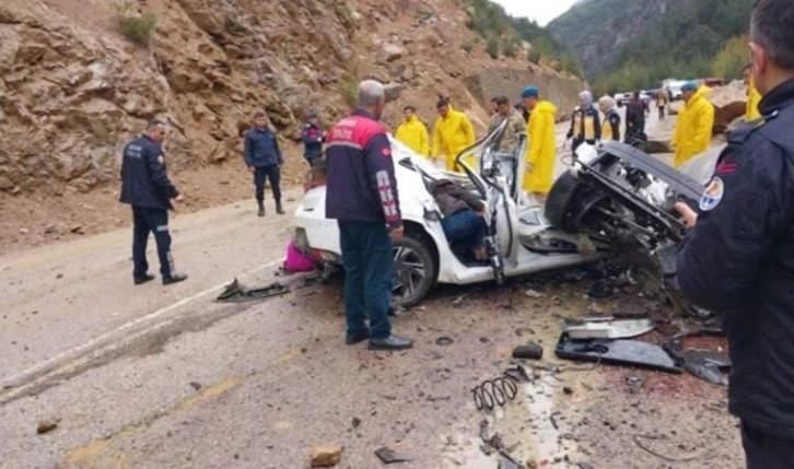 Üzerine kaya düşen otomobilde ölen öğretmenler son yolculuğuna uğurlanıyor