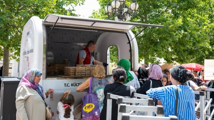 Vakıflar Genel Müdürlüğü 'Emutullah Hanım Vakfı'nın gelirleriyle 81 ilde aşure dağıttı