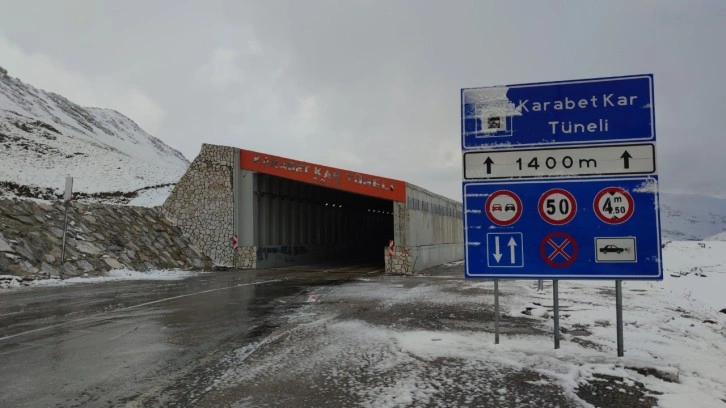 Van-Bahçesaray Karabet Geçidi'nde kar kalınlığı 2 metre 64 santimetreye ulaştı